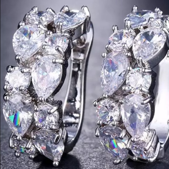 NEW!๐๐GORGEOUS! SILVERY! CZ! HOOPS!๐๐STUNNING! - Picture 4 of 8